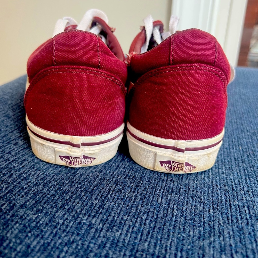 Woman’s burgundy vans size 10